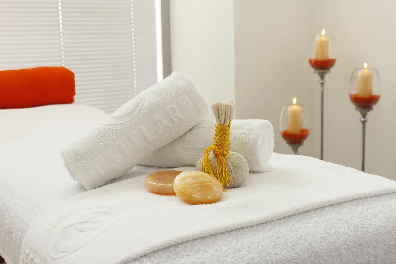 Estelar Alto Prado بارانكويلا المظهر الخارجي الصورة A massage table with towels and massage stones