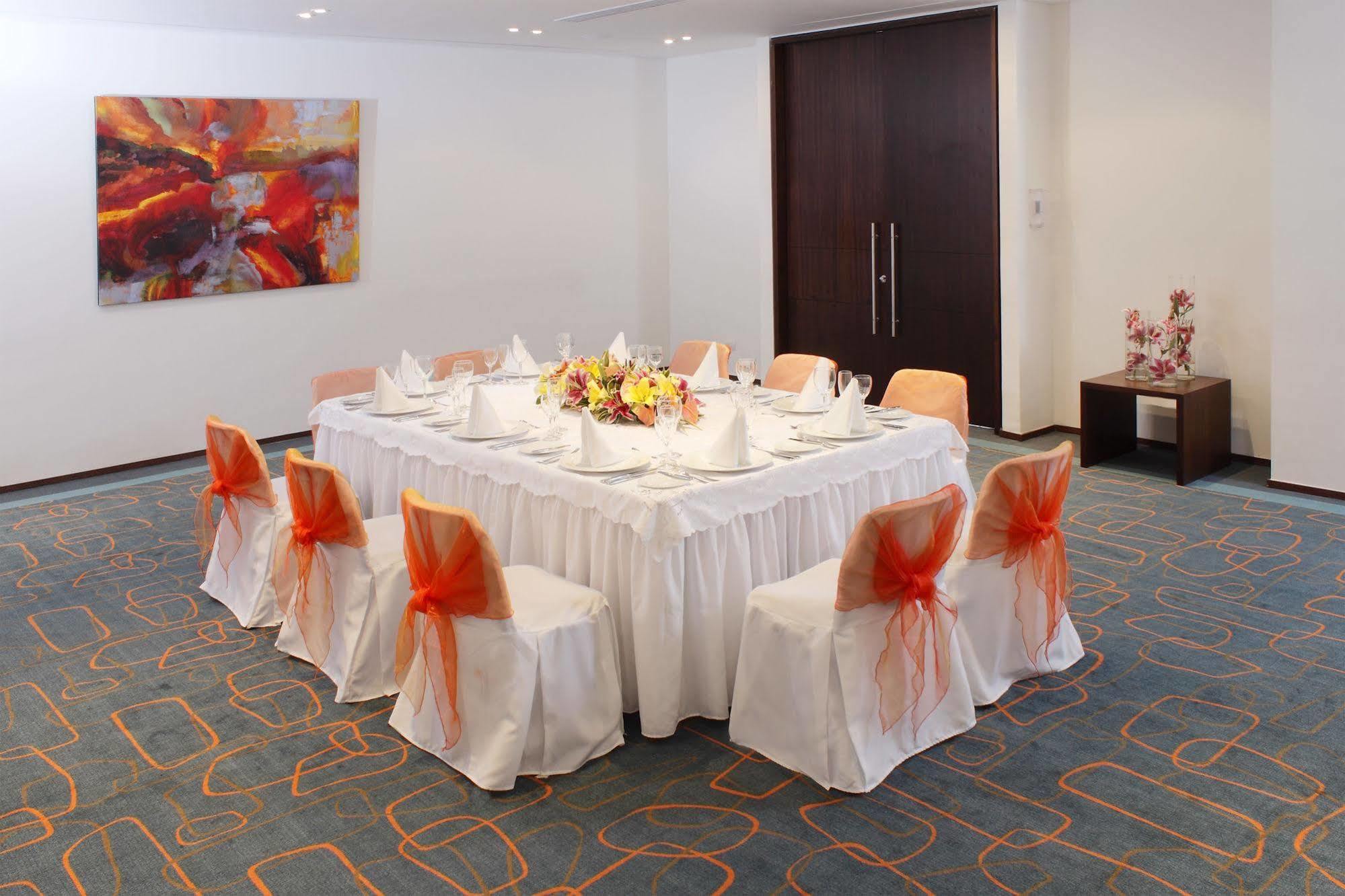 Estelar Alto Prado بارانكويلا المظهر الخارجي الصورة A table set for a formal dinner